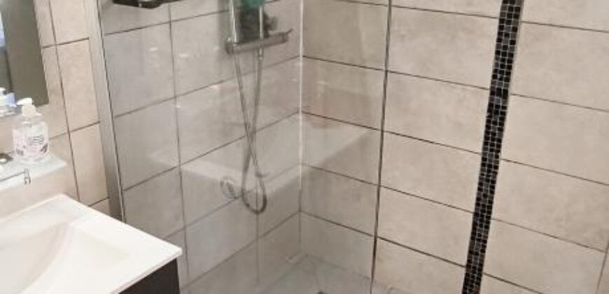 À vendre une T4 villa plain-pied de 80 m2 sur un terrain de 402 m2 située à Saint André
