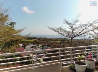 A vendre un charmant appartement T3 offrant une belle vue sur mer situé au quartier de l’Eperon à Saint Gilles Les Hauts