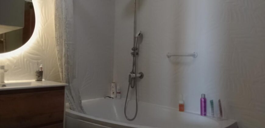 A vendre un charmant appartement T3 offrant une belle vue sur mer situé au quartier de l’Eperon à Saint Gilles Les Hauts