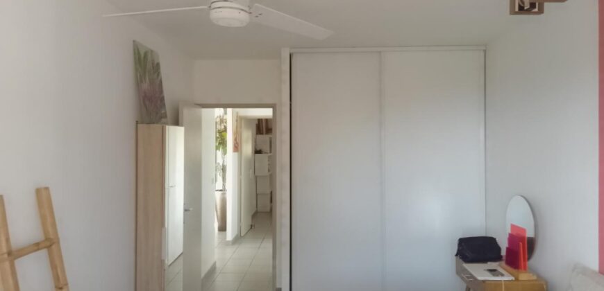 A vendre un charmant appartement T3 offrant une belle vue sur mer situé au quartier de l’Eperon à Saint Gilles Les Hauts