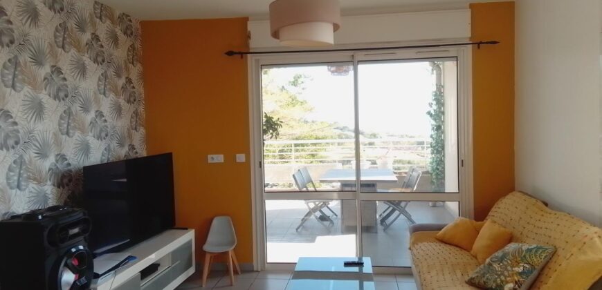 A vendre un charmant appartement T3 offrant une belle vue sur mer situé au quartier de l’Eperon à Saint Gilles Les Hauts