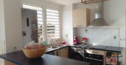 A vendre un charmant appartement T3 offrant une belle vue sur mer situé au quartier de l’Eperon à Saint Gilles Les Hauts