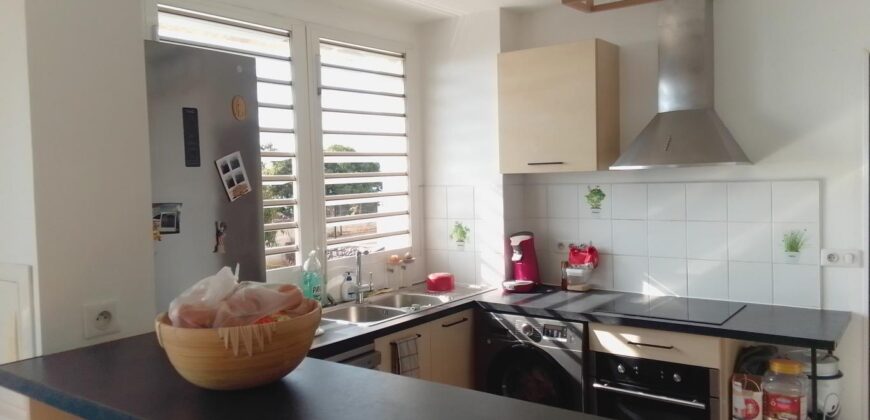 A vendre un charmant appartement T3 offrant une belle vue sur mer situé au quartier de l’Eperon à Saint Gilles Les Hauts
