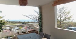 A vendre un charmant appartement T3 offrant une belle vue sur mer situé au quartier de l’Eperon à Saint Gilles Les Hauts