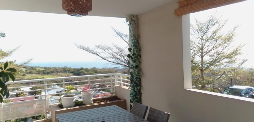 A vendre un charmant appartement T3 offrant une belle vue sur mer situé au quartier de l’Eperon à Saint Gilles Les Hauts