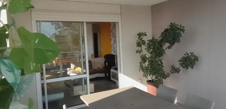 A vendre un charmant appartement T3 offrant une belle vue sur mer situé au quartier de l’Eperon à Saint Gilles Les Hauts