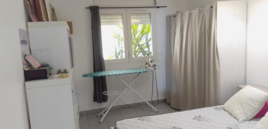 A vendre un charmant appartement T3 offrant une belle vue sur mer situé au quartier de l’Eperon à Saint Gilles Les Hauts