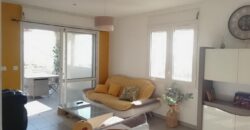 A vendre un charmant appartement T3 offrant une belle vue sur mer situé au quartier de l’Eperon à Saint Gilles Les Hauts