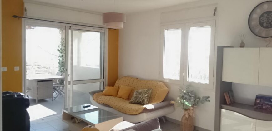 A vendre un charmant appartement T3 offrant une belle vue sur mer situé au quartier de l’Eperon à Saint Gilles Les Hauts