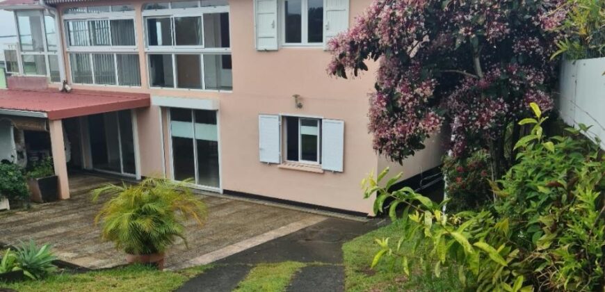 Location d’une spacieuse villa F5 avec un beau jardin arboré située à commune Ango- Sainte Suzanne
