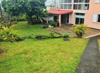 Location d’une spacieuse villa F5 avec un beau jardin arboré située à commune Ango- Sainte Suzanne