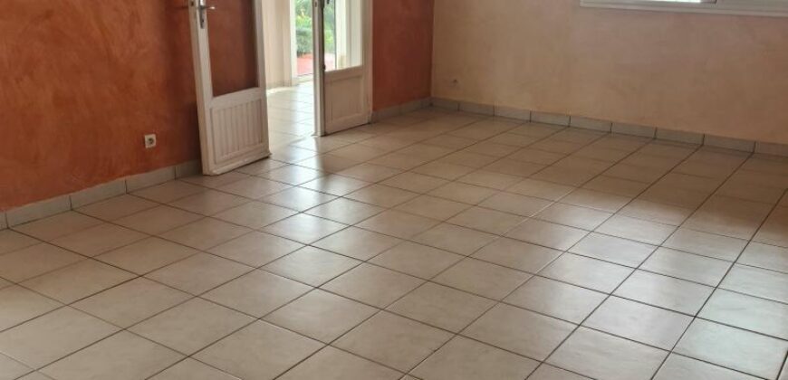 Location d’une spacieuse villa F5 avec un beau jardin arboré située à commune Ango- Sainte Suzanne