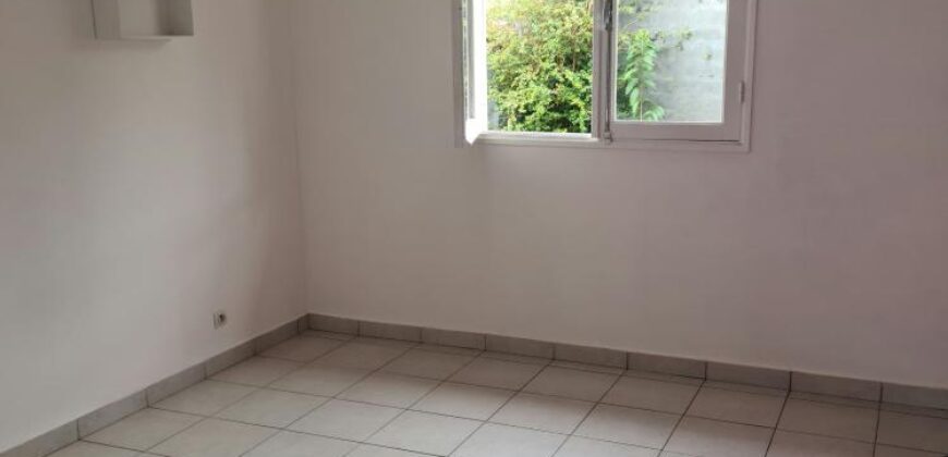 Location d’une spacieuse villa F5 avec un beau jardin arboré située à commune Ango- Sainte Suzanne