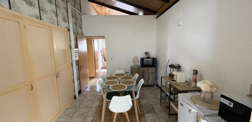 En vente une maison individuelle divisée en 3 appartements sur une parcelle de 730 m² située à Vincendo