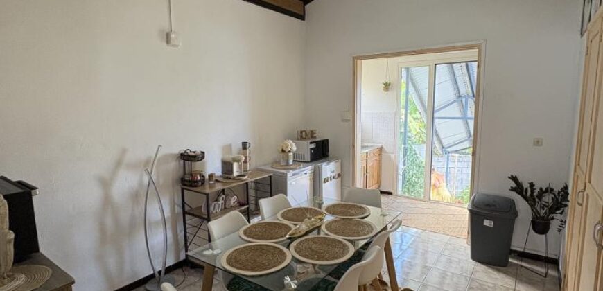 En vente une maison individuelle divisée en 3 appartements sur une parcelle de 730 m² située à Vincendo
