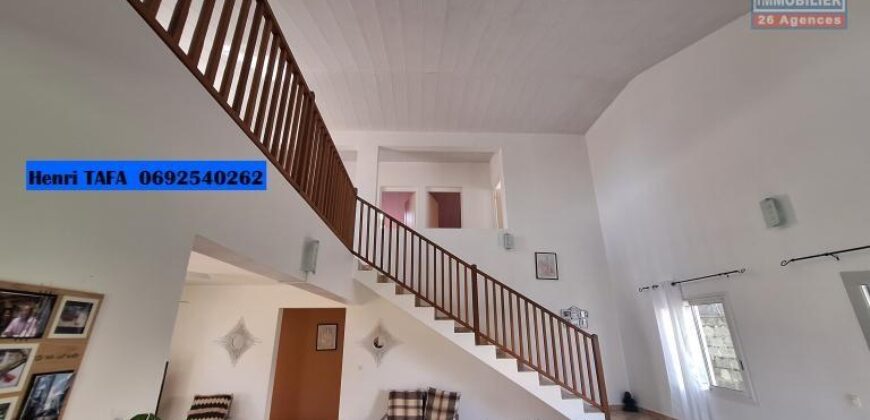 En location une belle et grande villa T6 située au fond d’une impasse calme à Jean Petit