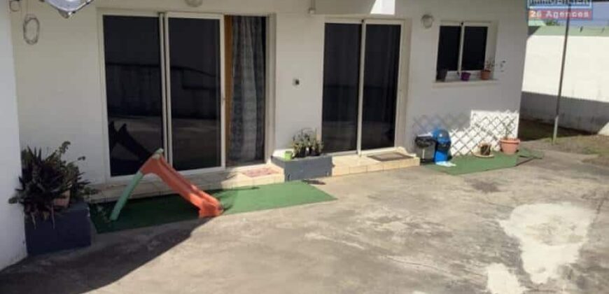 À louer un appartement T3 avec de beaux volumes situé dans un endroit calme à La Rivière Saint Louis