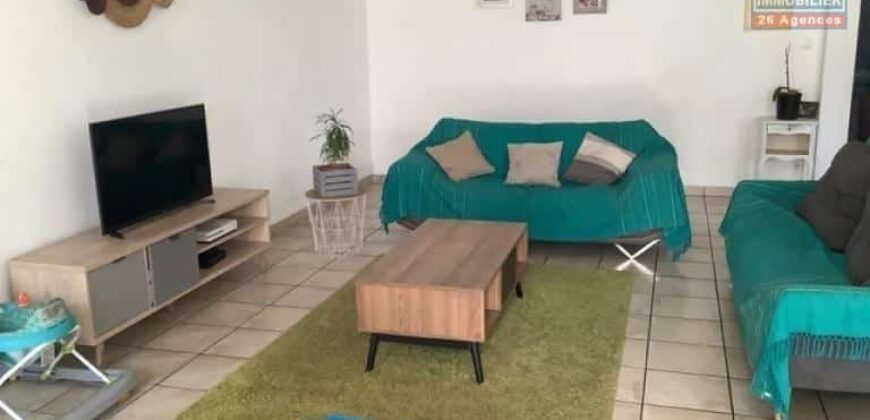 À louer un appartement T3 avec de beaux volumes situé dans un endroit calme à La Rivière Saint Louis
