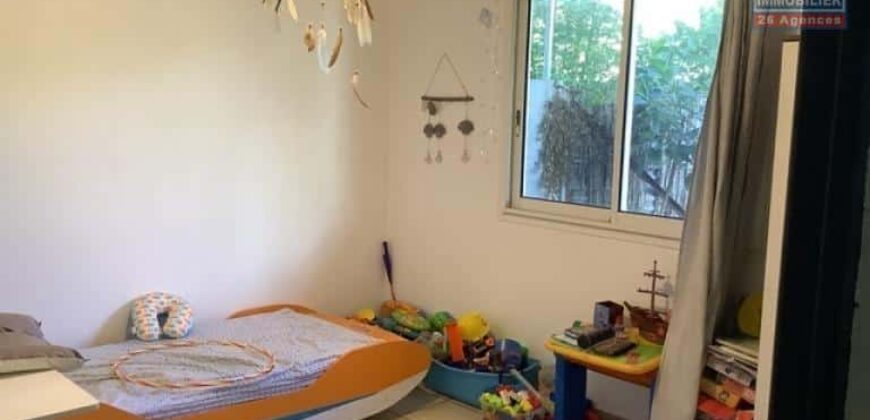 À louer un appartement T3 avec de beaux volumes situé dans un endroit calme à La Rivière Saint Louis
