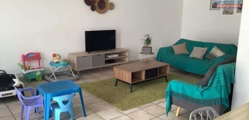 À louer un appartement T3 avec de beaux volumes situé dans un endroit calme à La Rivière Saint Louis