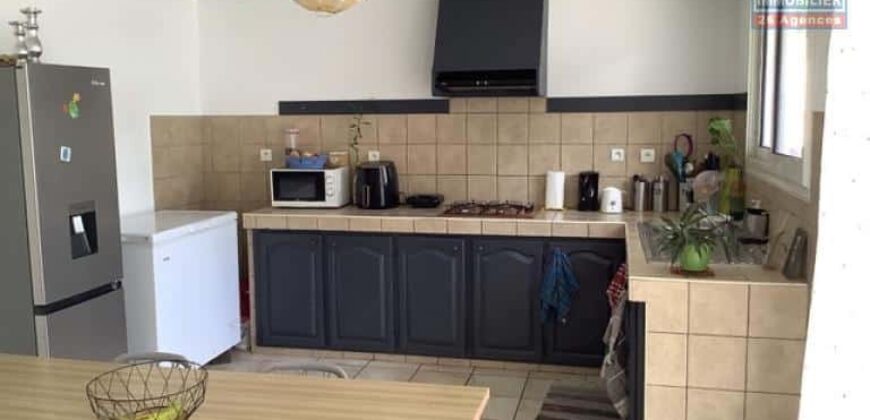 À louer un appartement T3 avec de beaux volumes situé dans un endroit calme à La Rivière Saint Louis