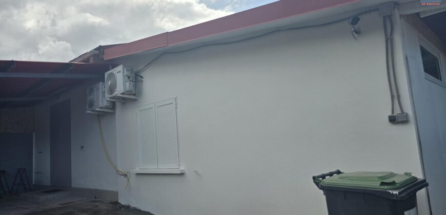 A vendre une villa divisée en deux logements indépendants proche des commerces à Bras Panon