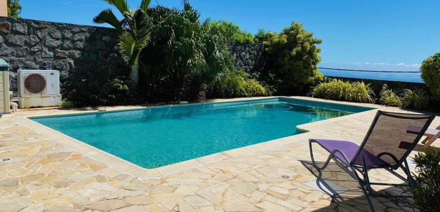 A vendre une charmante villa de 226m2 avec piscine dans un environnement paisible à La Montagne, Saint Denis