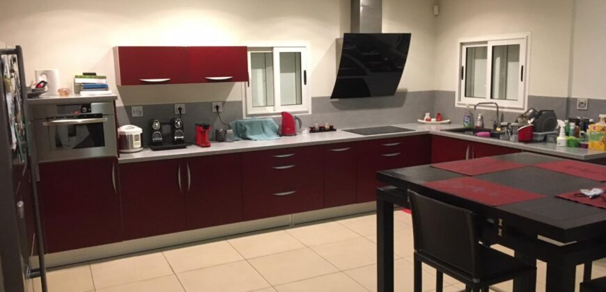 A vendre une charmante villa de 226m2 avec piscine dans un environnement paisible à La Montagne, Saint Denis