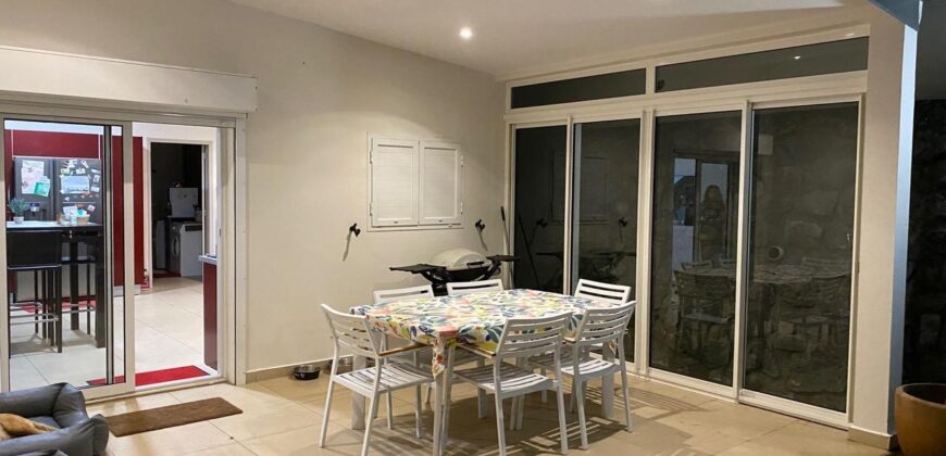 A vendre une charmante villa de 226m2 avec piscine dans un environnement paisible à La Montagne, Saint Denis