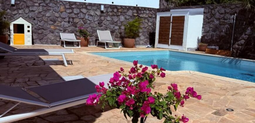 A vendre une charmante villa de 226m2 avec piscine dans un environnement paisible à La Montagne, Saint Denis