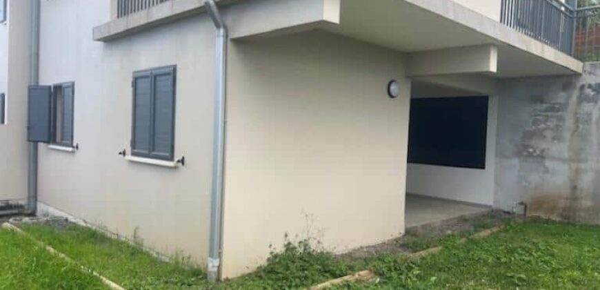 À louer villa mitoyenne de type F4/5 située dans le quartier de la Ravine Sèche