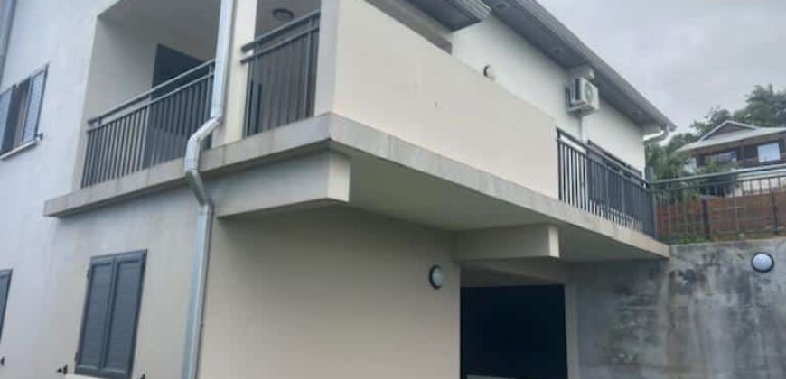 À louer villa mitoyenne de type F4/5 située dans le quartier de la Ravine Sèche