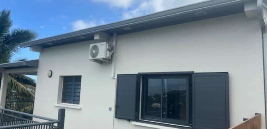 À louer villa mitoyenne de type F4/5 située dans le quartier de la Ravine Sèche