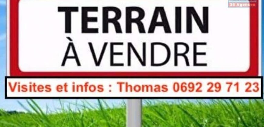 A vendre un grand terrain viabilisé de 922m2 situé en fond d’impasse à Sainte Anne
