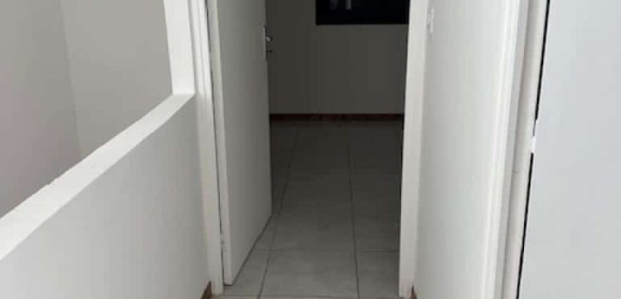 À louer une villa jumelée de type F3 située à la Ravine des Cabris à deux pas du centre-ville.