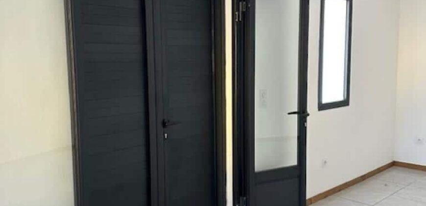 À louer une villa jumelée de type F3 située à la Ravine des Cabris à deux pas du centre-ville.