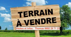 En vente un vaste terrain constructible de 1742m2 situé dans le secteur de St François à Sainte Anne