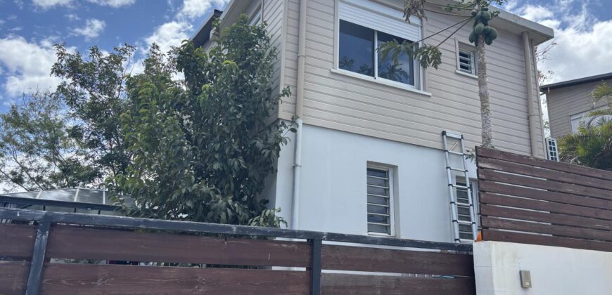 A vendre une villa T4 en R+1 sur une terrain de 146m2 située au centre ville de Saint Leu A vendre une villa T4 en R+1 sur une terrain de 146m2 située au centre ville de Saint Leu