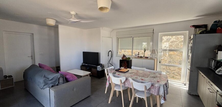 A vendre une villa T4 en R+1 sur une terrain de 146m2 située au centre ville de Saint Leu A vendre une villa T4 en R+1 sur une terrain de 146m2 située au centre ville de Saint Leu