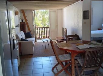Location d’un bel appartement dans une résidence dans le secteur paisible d’Ermitage à Saint Gilles Les Bains