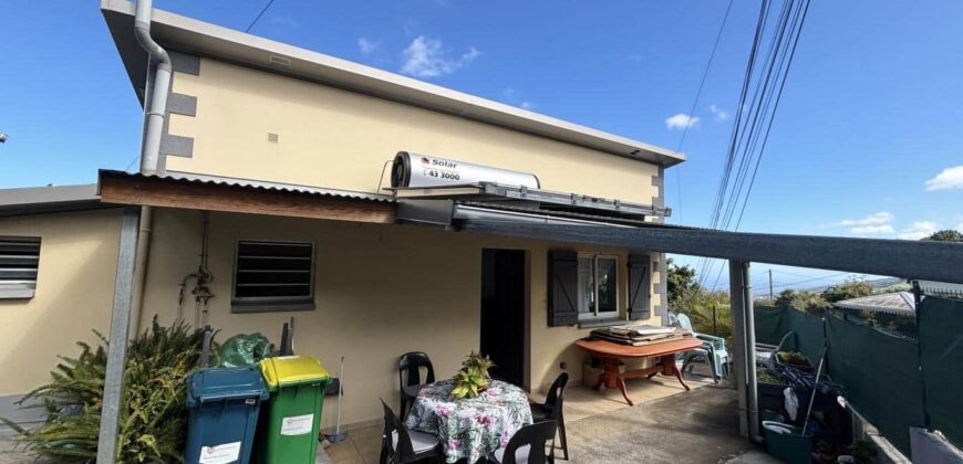 A vendre un lumineux appartement T4 situé à l’étage d’une maison à Saint Leu