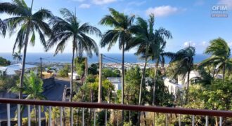 En vente une grande villa familiale de 150m2 sur un vaste terrain de 1000m2 avec belle vue sur mer à Sainte Clotilde