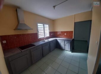 A louer appartement F3/4 de 65m2 situé dans une impasse privative Petit Bazar à Saint André
