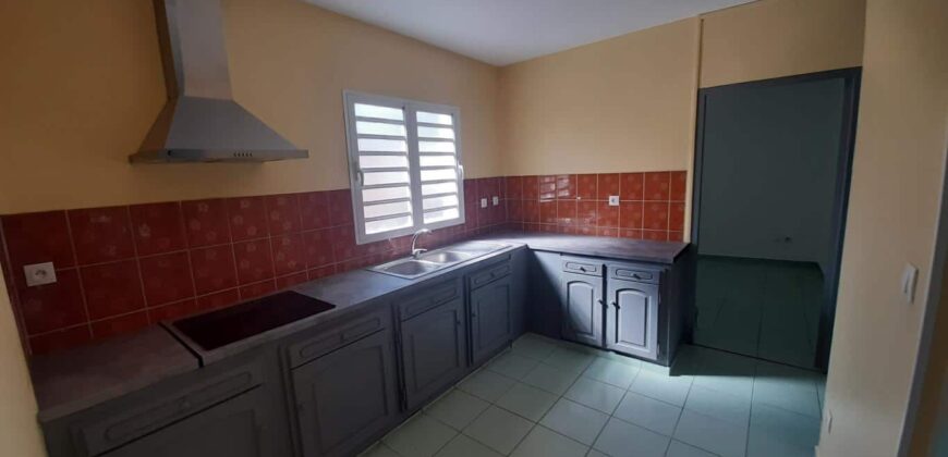 A louer appartement F3/4 de 65m2 situé dans une impasse privative Petit Bazar à Saint André