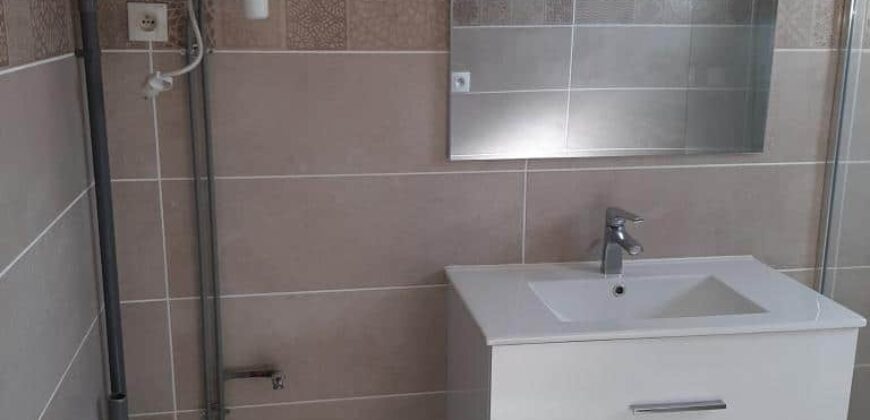A louer appartement F3/4 de 65m2 situé dans une impasse privative Petit Bazar à Saint André