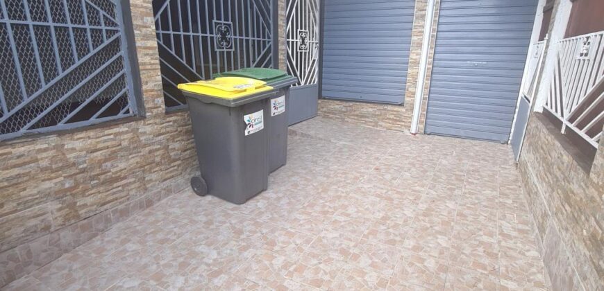 A louer un local commercial de 50m2 situé dans le secteur Cambuston à Saint André