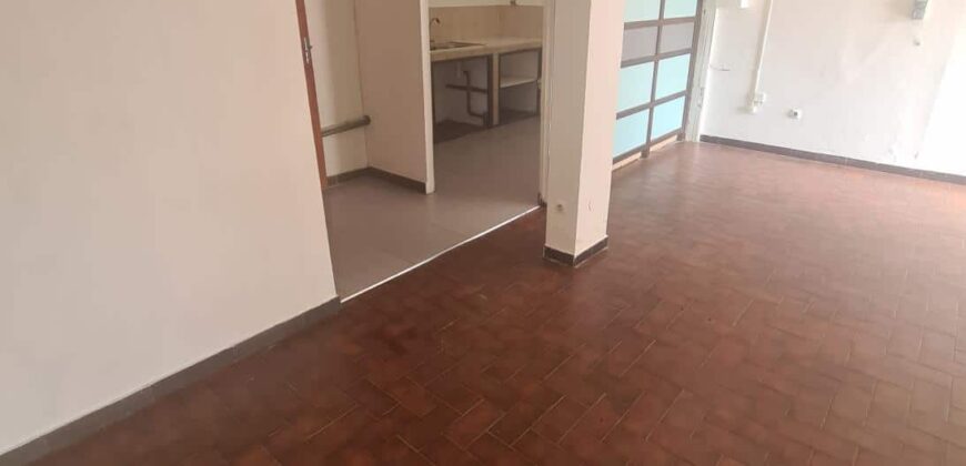 A louer un local commercial de 50m2 situé dans le secteur Cambuston à Saint André