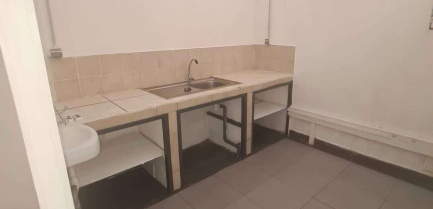 A louer un local commercial de 50m2 situé dans le secteur Cambuston à Saint André