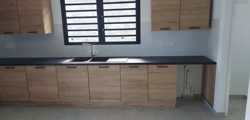 A louer une villa F4 neuve dans un quartier calme à Saint Leu