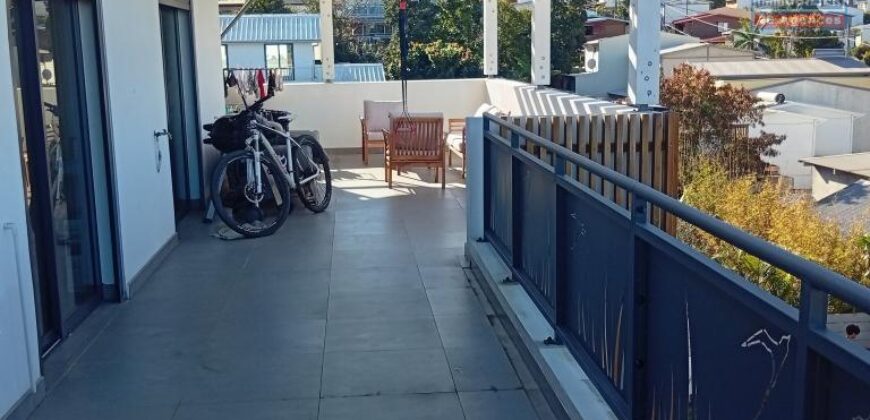A louer un spacieux appartement F4 de 138 m² dans une résidence récente avec belle vue mer à La Saline-les-Hauts